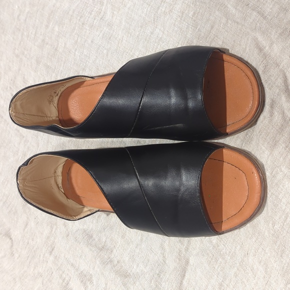 Flat slip on open toed shoes - Picture 2 of 4